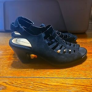 Croft and Borrow With Ortholite Slingback Heels size 10